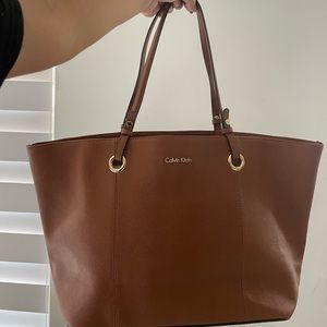 Medium size Calvin Klein purse. Perfect condition. Pockets and zippers.